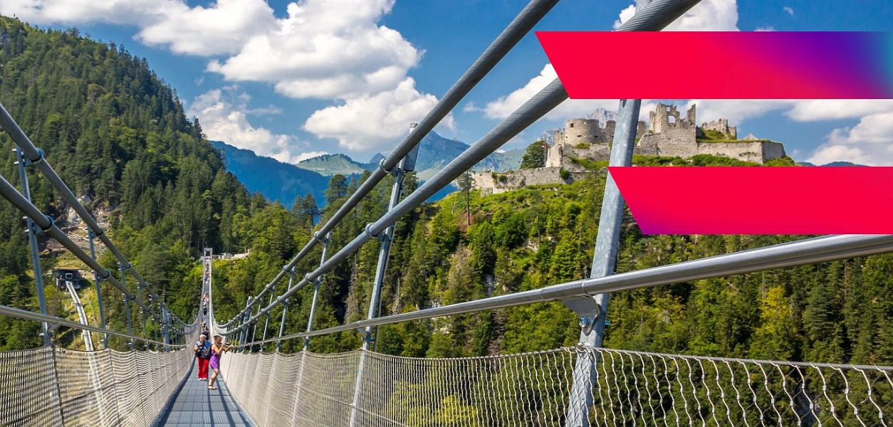 Das Bild zeigt eine Hängebrücke in Landschaft, im Hintergrund ist eine Burgruine zu sehen und rechts ist das Digital Austria Logo eingeblendet.